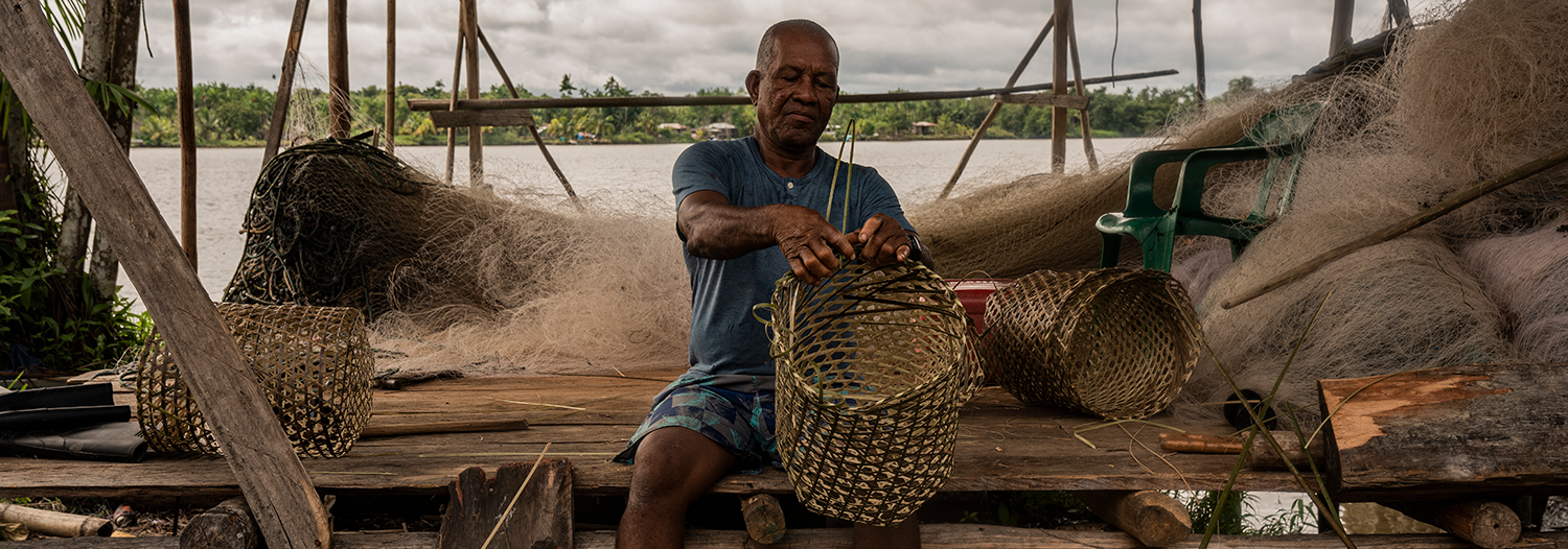 Fisherman from Guapi, beneficiary of the Mamuncia Program which contributes to the inclusion and improvement of quality of life of ethnic communities. © IOM Colombia 2022/Esteban Vanegas