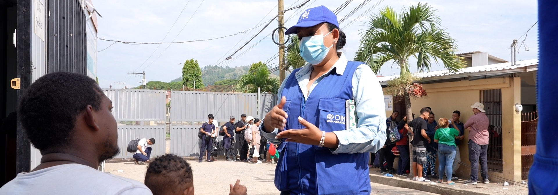 IOM staff providing information about shelters available to migrant families in transit in Honduras © IOM Honduras / E. Escoto 2023