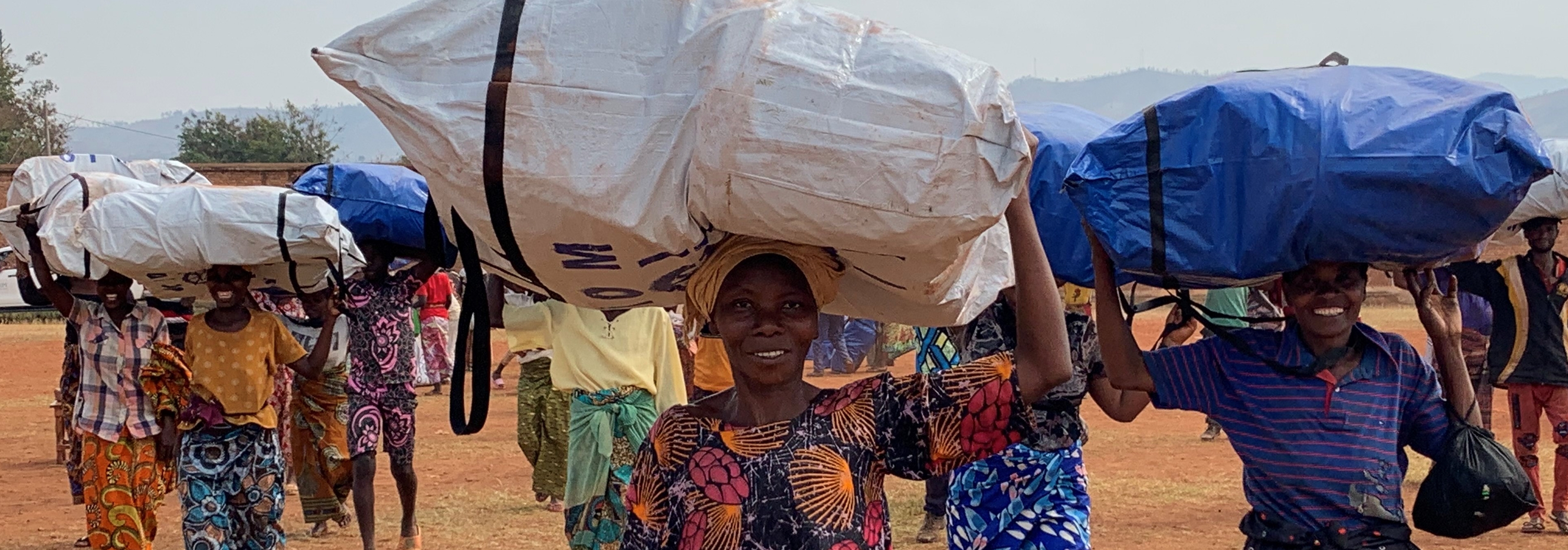 People received non-food item kits in Rumonge. © IOM Burundi 2022 / Laëtitia Romain