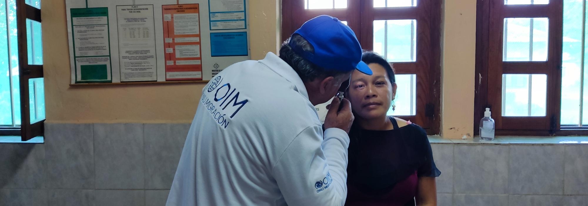 IOM medical consultant providing health care assistance to a woman from an indigenous community in Gran Sabana municipality, Bolivar State. © IOM 2022 / Maria Fernanda Borges