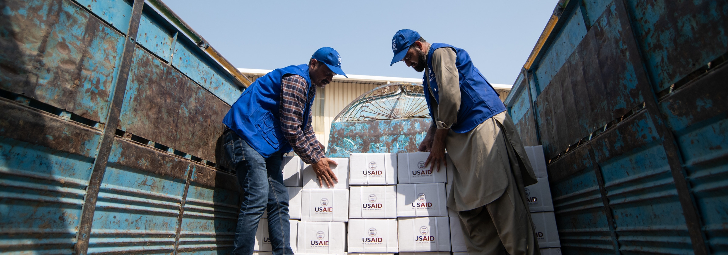 Loading of shelter and NFI kits to respond to the Pakistan floods. © IOM Pakistan 2022.