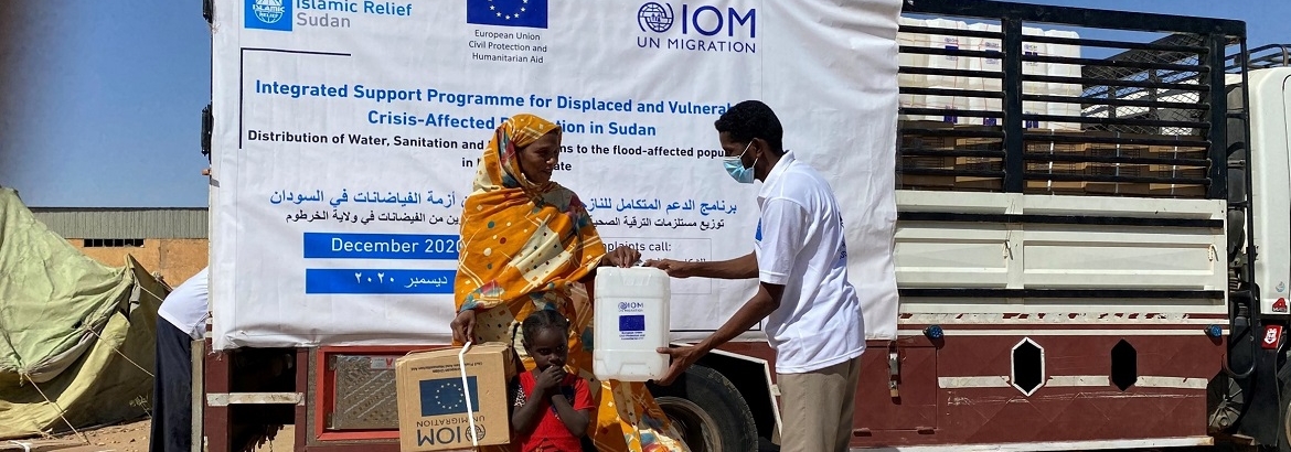Beneficiaries receiving hygiene kits and jerrycans during distribution mission for flood response in Wad Ramli, Khartoum State. @ Islamic Relief Worldwide (IRW) Sudan, 2020