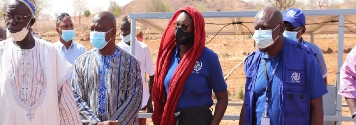 IOM Burkina Faso Chief of Mission discusses with local authorities and beneficiaries at handover ceremony of livelihoods activities, April 2021. © DOE Unit/ IOM Burkina Faso 2021.