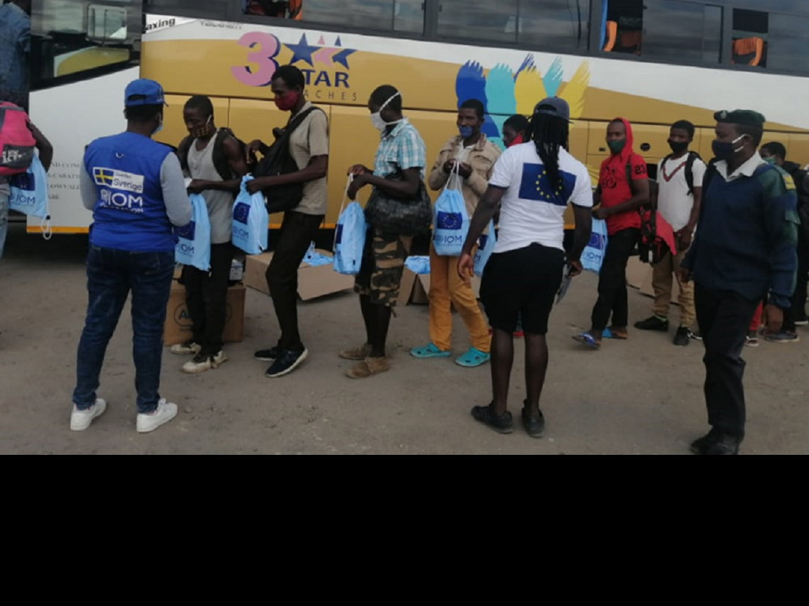 IOM field staff, distributing hygiene kits to migrant returnees and assisting in the transportation back to places of destination. @ IOM Zimbabwe, 2021