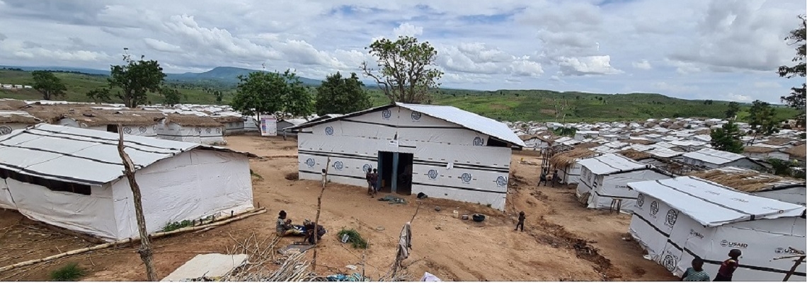 Emergency shelter provided to displaced people who have taken refuge in the Likasi displacement site; territory of Kalemie (Tanganyika), © 2021, OIM DRC. 