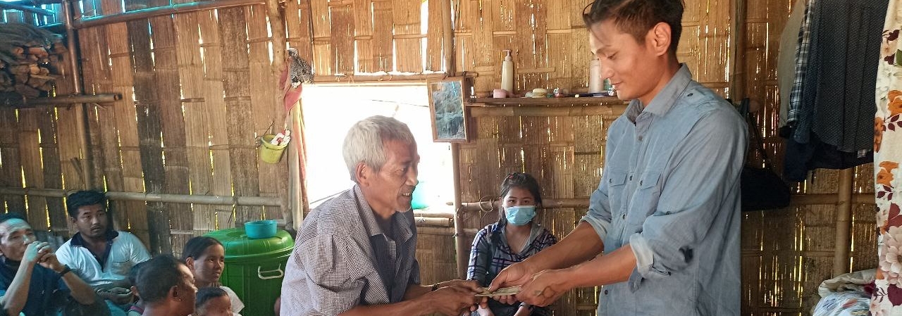 Distribution of cash at an IDP site near the Myanmar-India border, Chin State. © IOM Myanmar 2022
